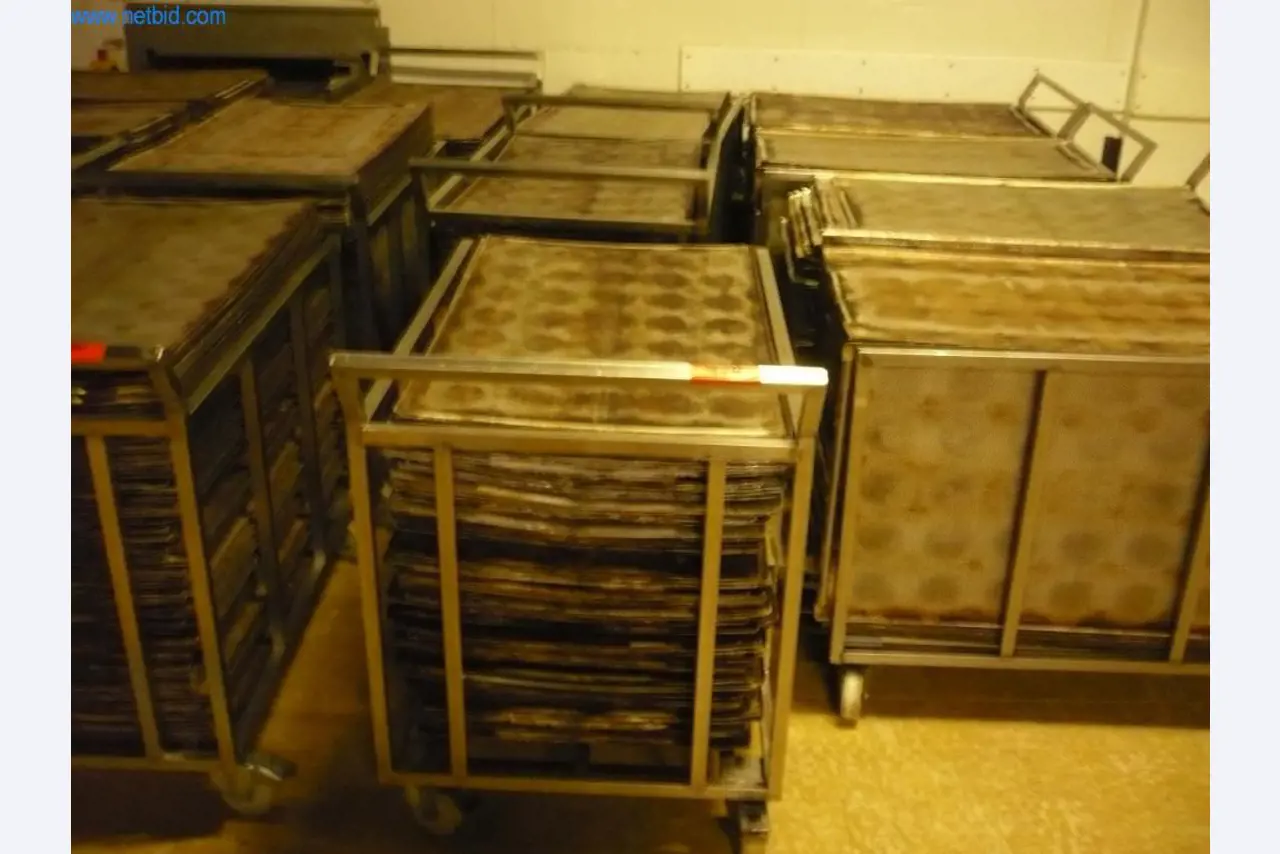 Maszyny piekarnicze w dużej piekarni-1