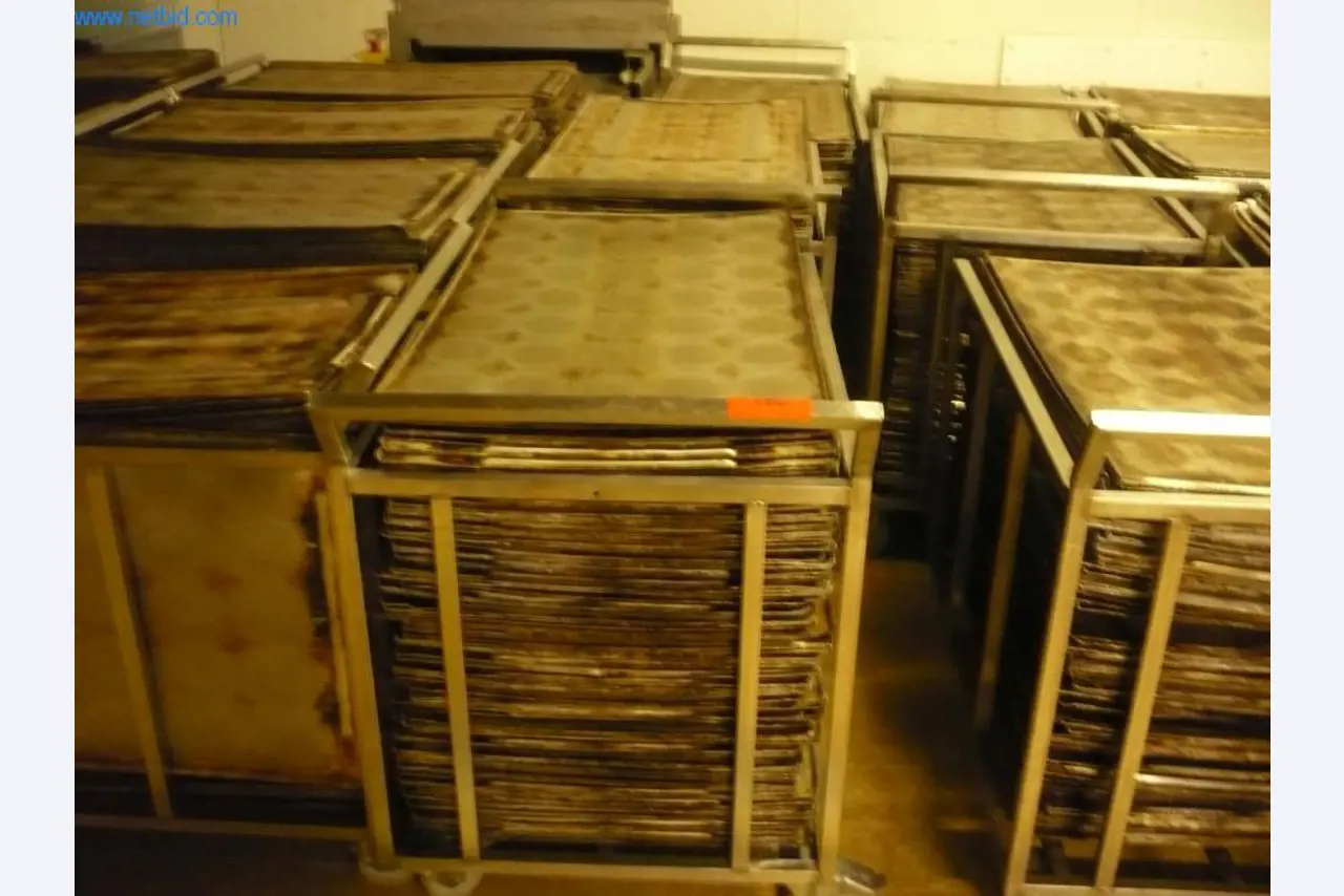 Maszyny piekarnicze w dużej piekarni-1