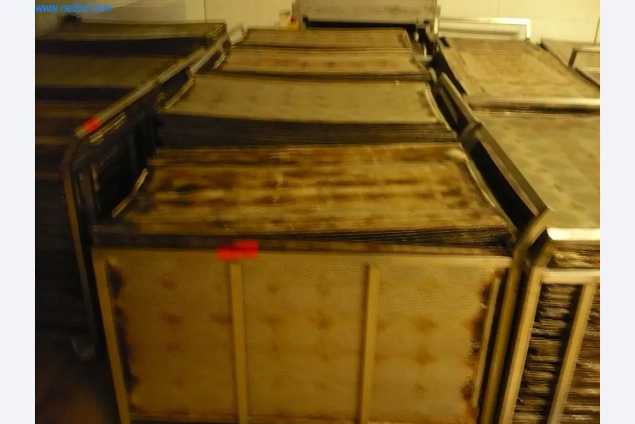 Maszyny piekarnicze w dużej piekarni-1