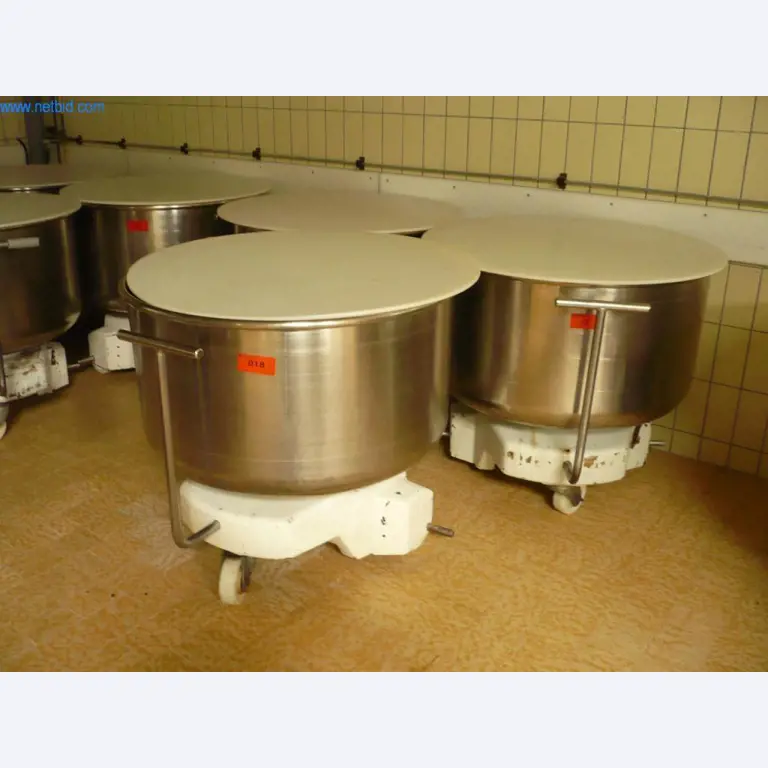 Maszyny piekarnicze w dużej piekarni-1