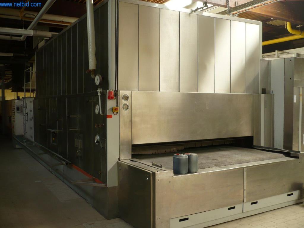 Pekarski stroji v veliki pekarni-2