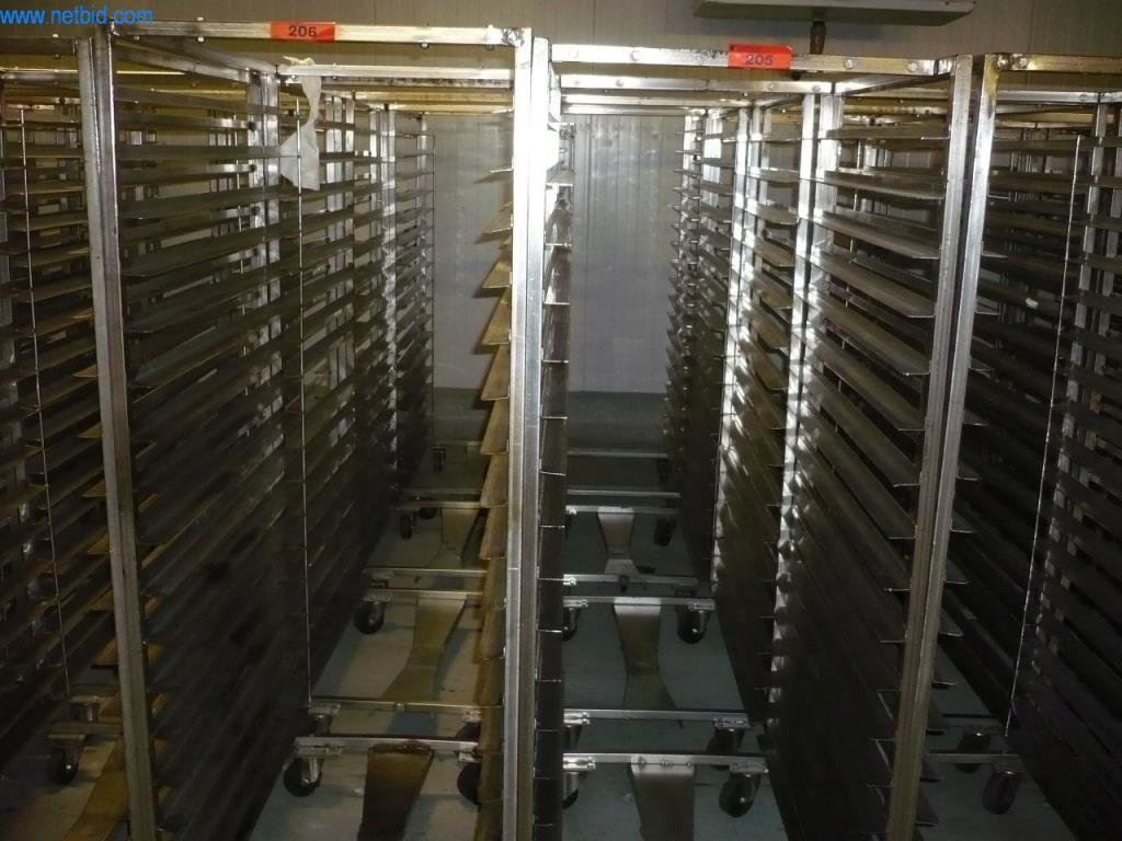 Pekarski stroji v veliki pekarni-1