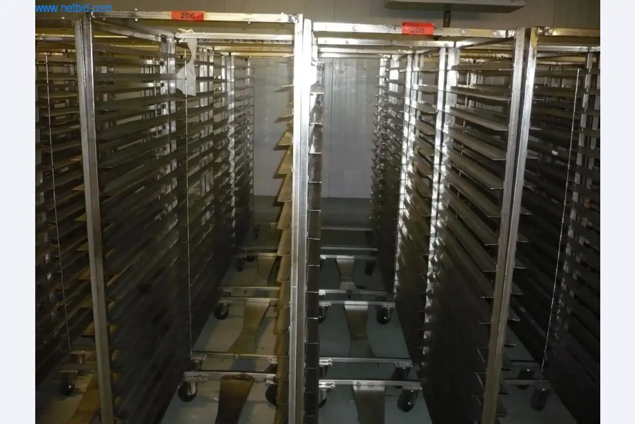 Pekarski stroji v veliki pekarni-1