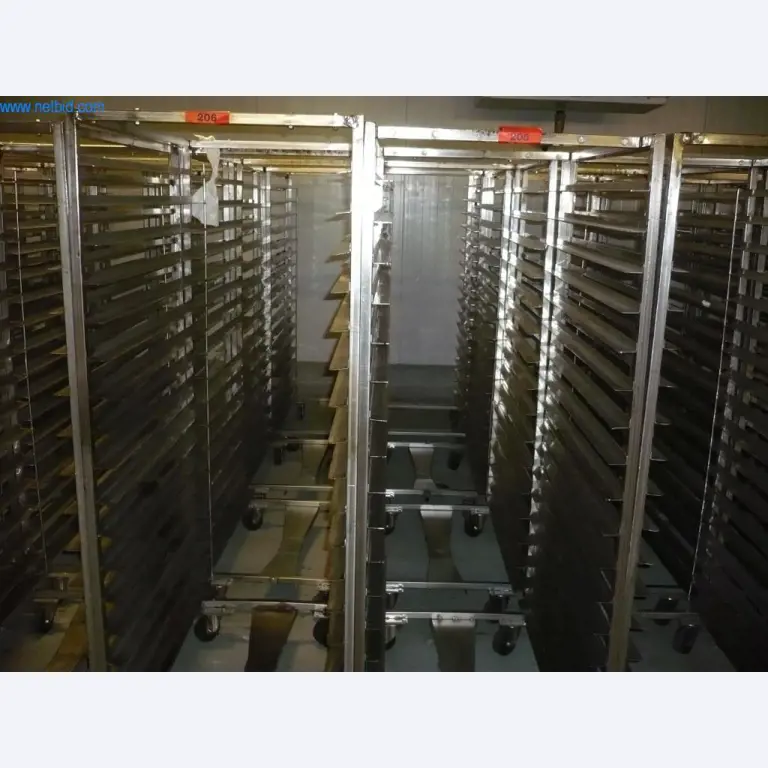 Pekarski stroji v veliki pekarni-1