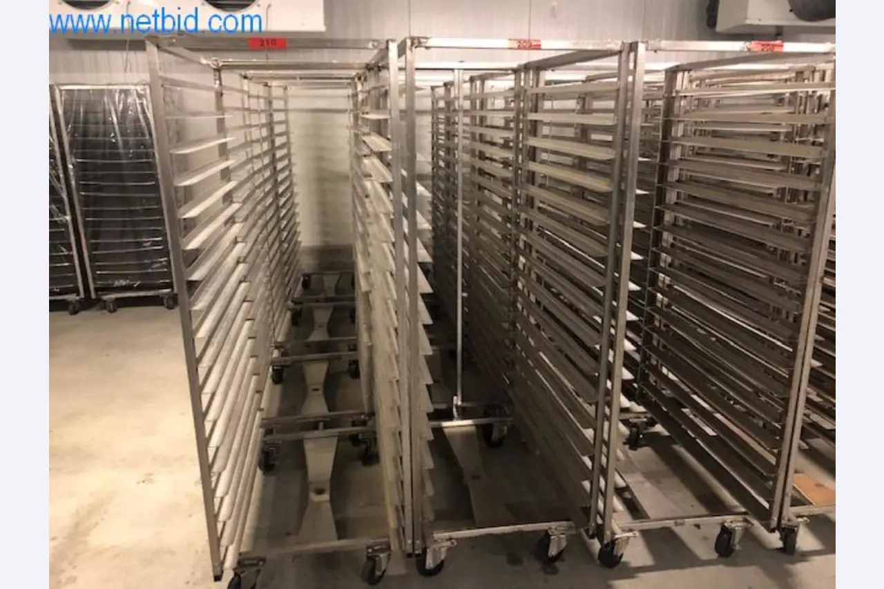 Pekařské stroje ve velké pekárně-1