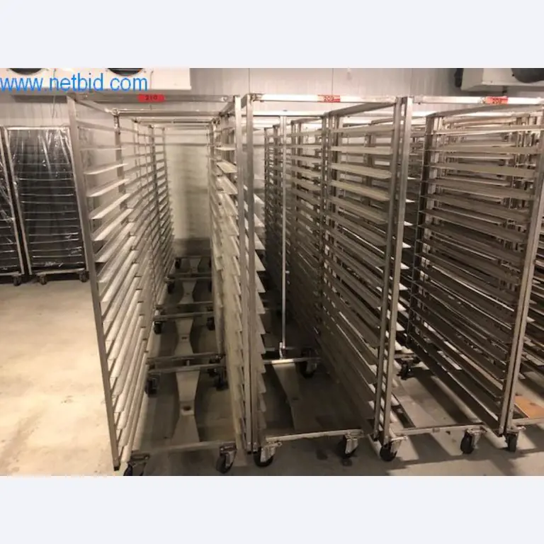 Pekařské stroje ve velké pekárně-1