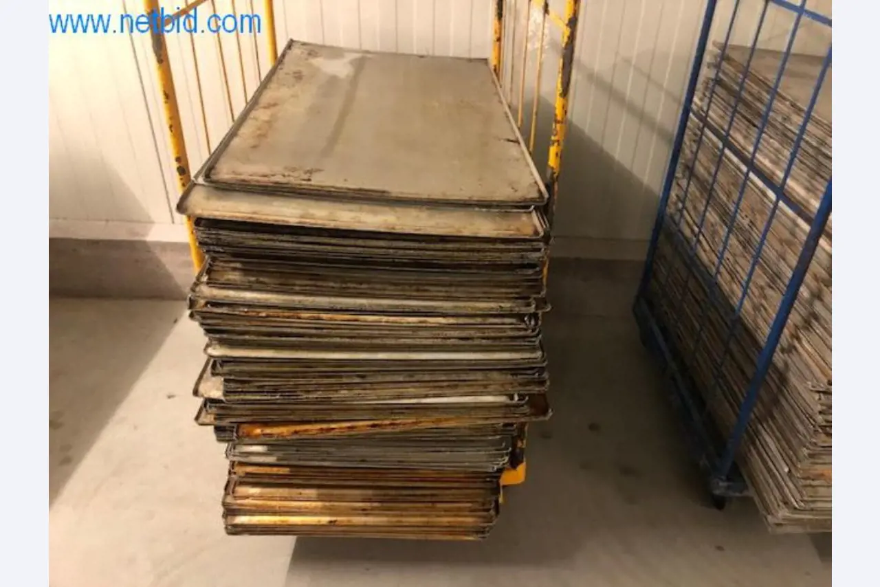 Maszyny piekarnicze w dużej piekarni-1