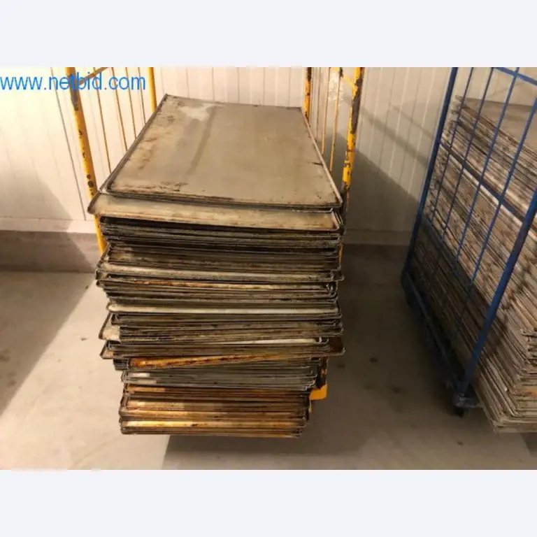 Maszyny piekarnicze w dużej piekarni-1