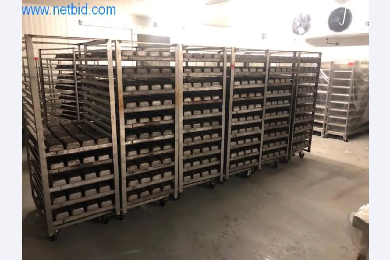 Maszyny piekarnicze w dużej piekarni-1