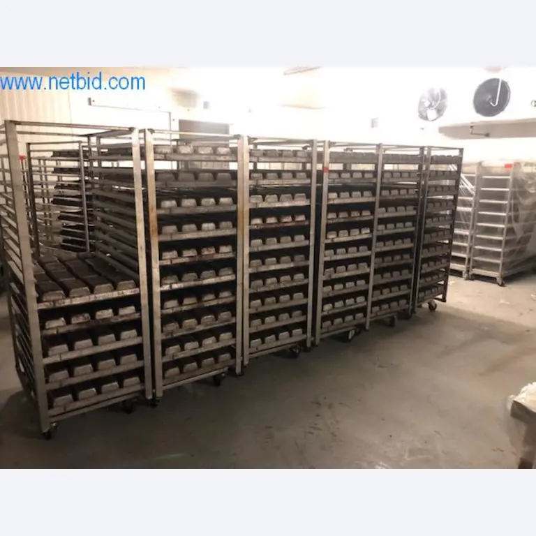 Maszyny piekarnicze w dużej piekarni-1