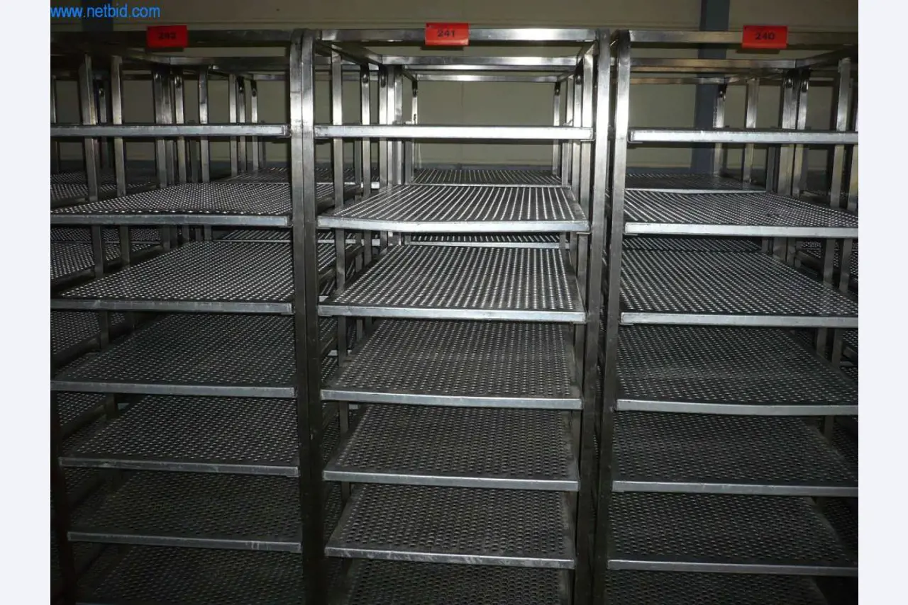 Maszyny piekarnicze w dużej piekarni-1