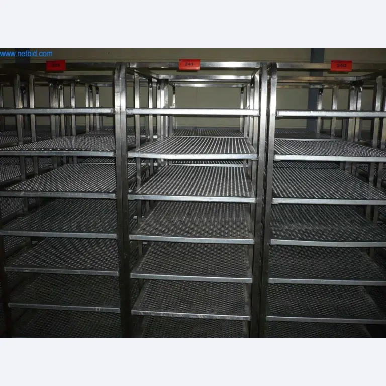 Maszyny piekarnicze w dużej piekarni-1