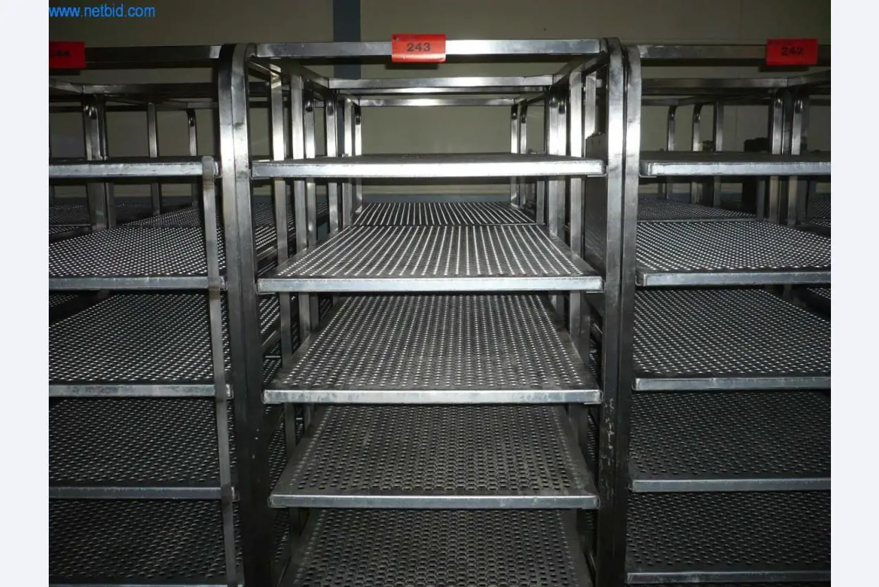 Pekarski stroji v veliki pekarni-1