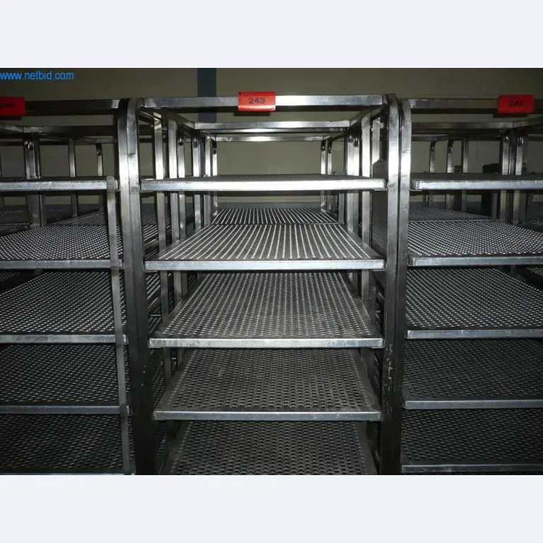 Pekarski stroji v veliki pekarni-1