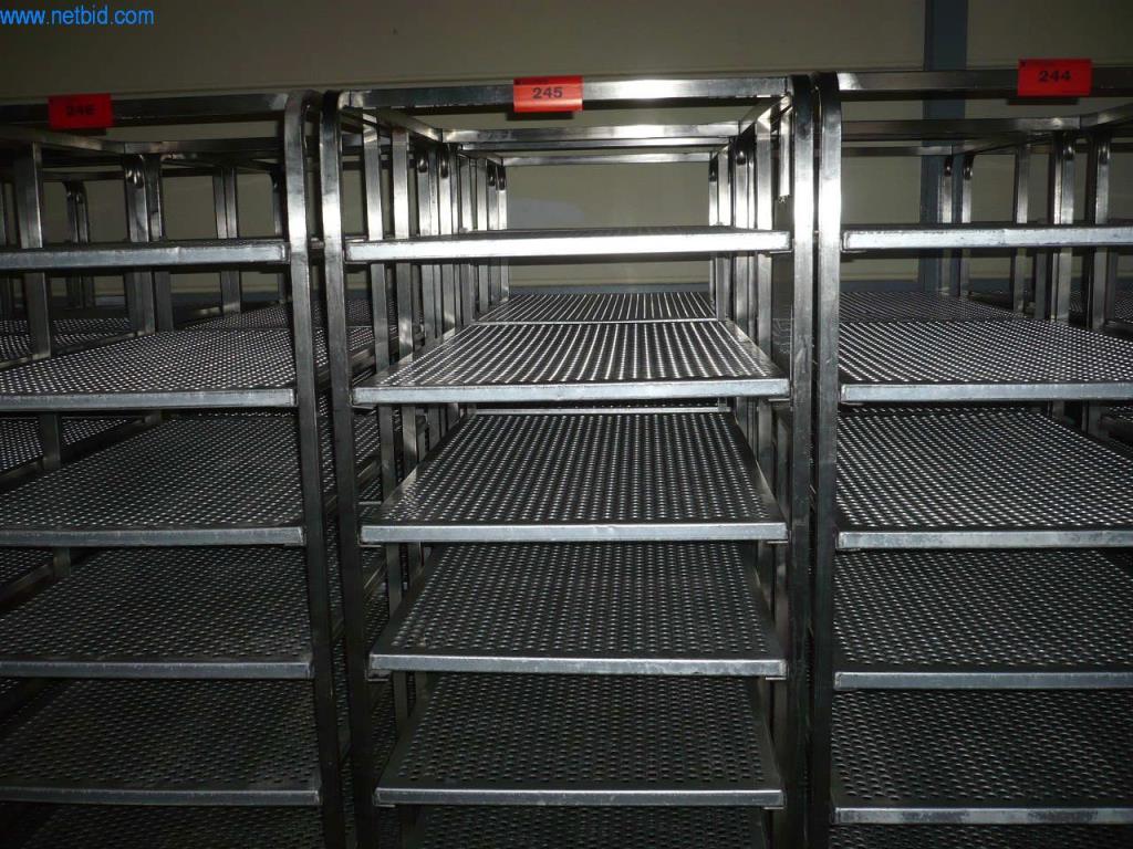 Maszyny piekarnicze w dużej piekarni-1