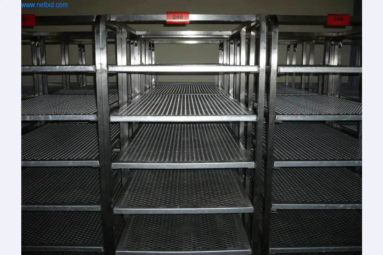 Maszyny piekarnicze w dużej piekarni-1