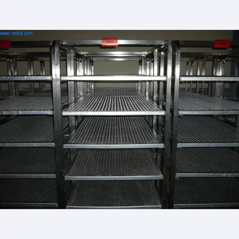 Maszyny piekarnicze w dużej piekarni-1