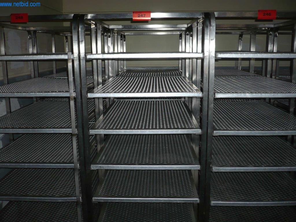 Maszyny piekarnicze w dużej piekarni-1