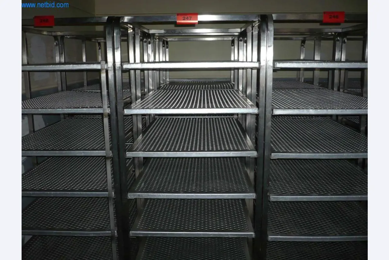 Pekarski stroji v veliki pekarni-1