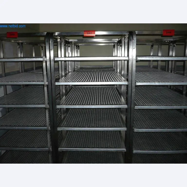 Pekarski stroji v veliki pekarni-1