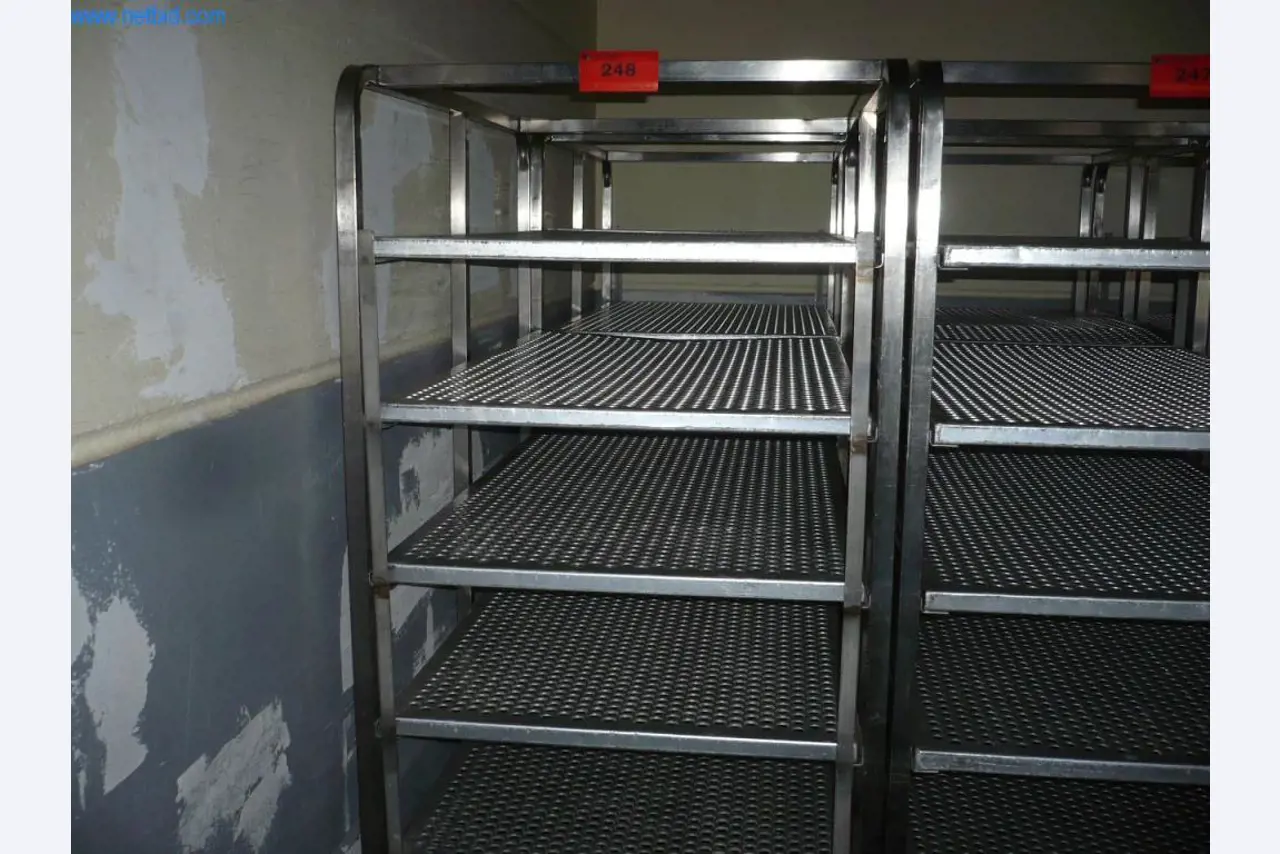 Pekařské stroje ve velké pekárně-1