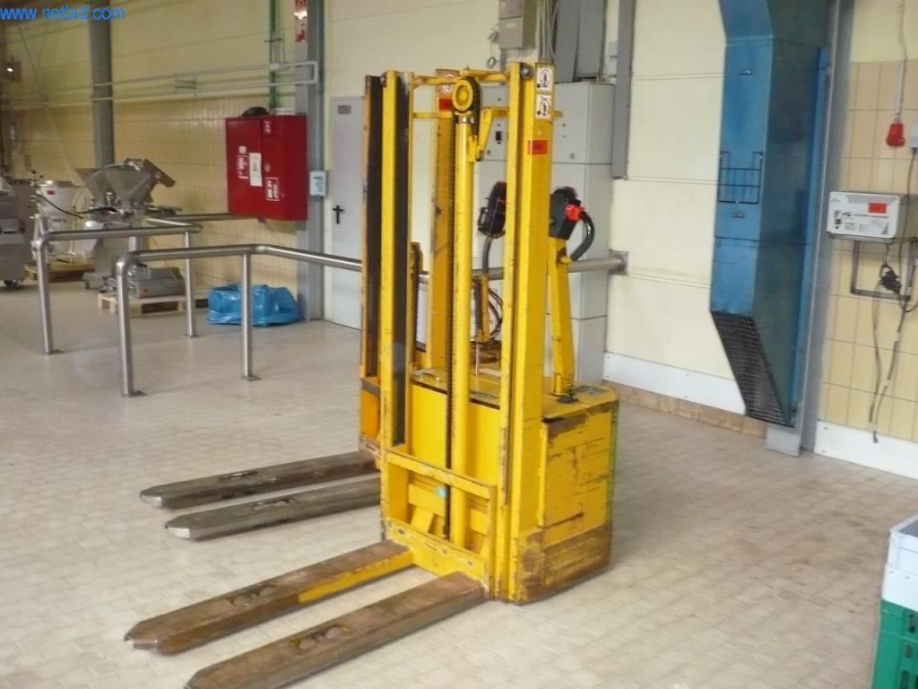 Pekařské stroje ve velké pekárně-1