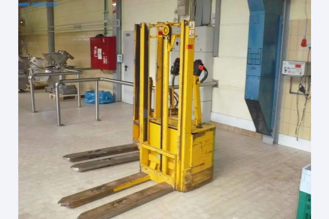 Máquinas de padaria numa grande padaria-1