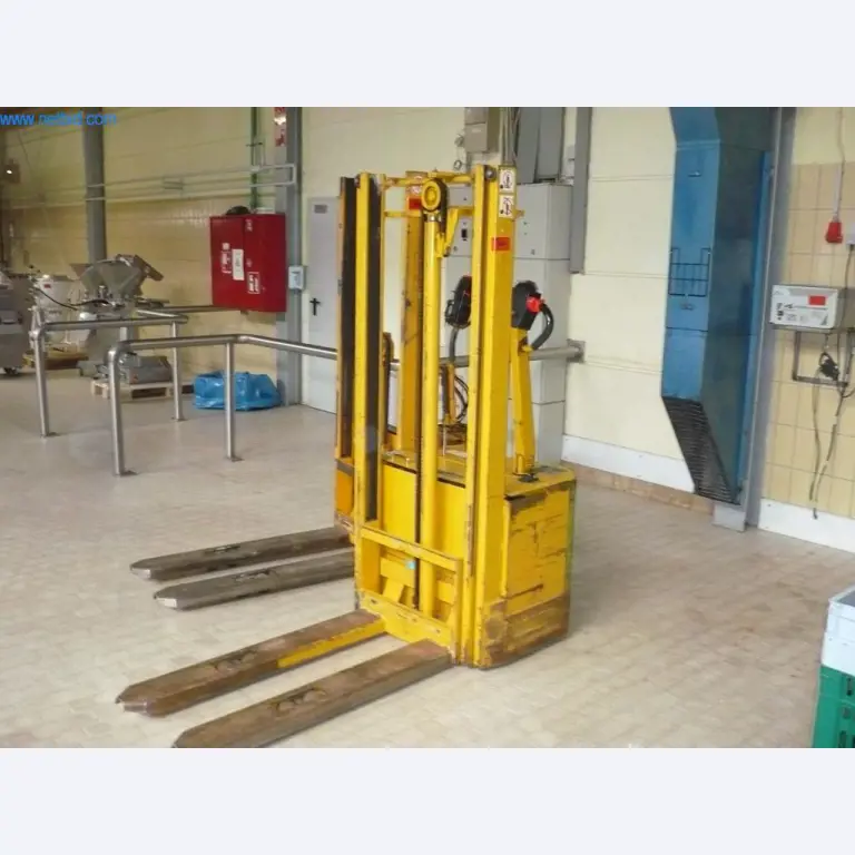 Máquinas de padaria numa grande padaria-1