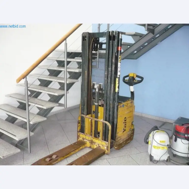 Máquinas de padaria numa grande padaria-1