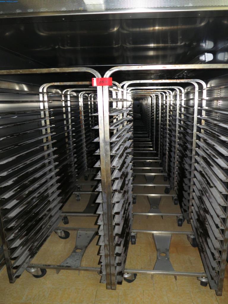 Pekařské stroje ve velké pekárně-1