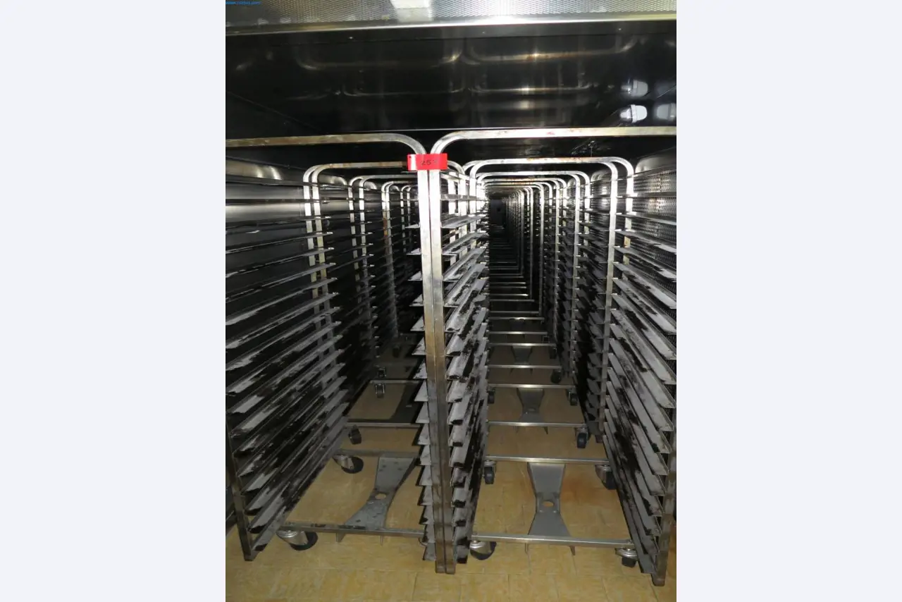 Máquinas de panadería en una gran panadería-1