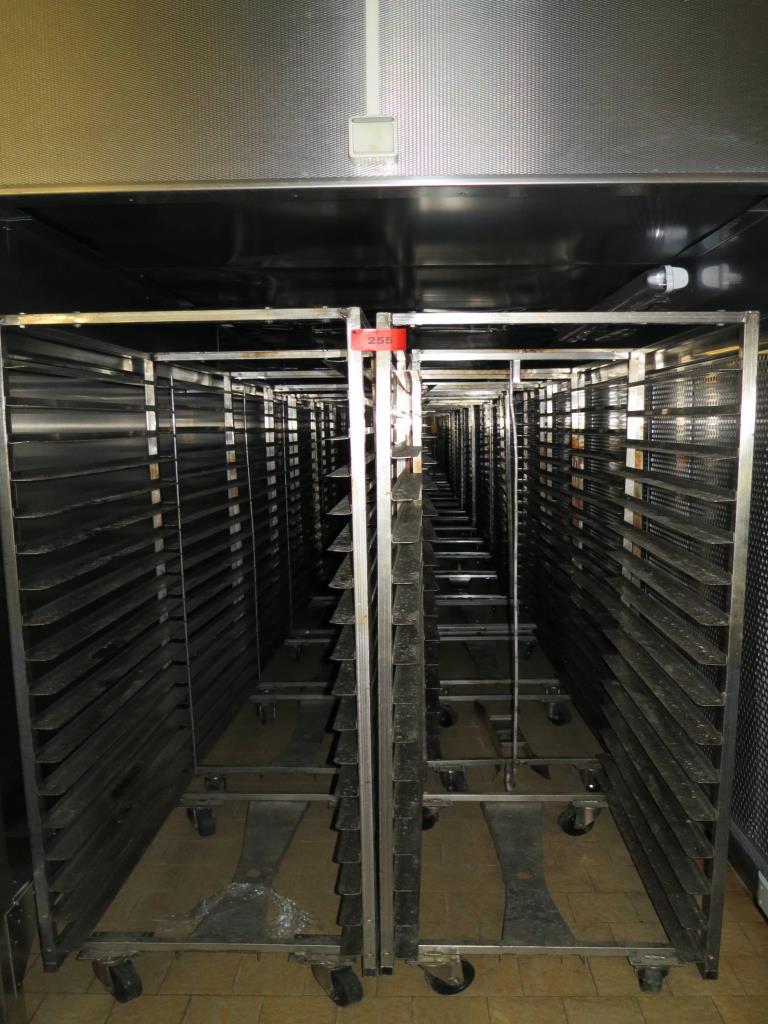 Pekarski stroji v veliki pekarni-1