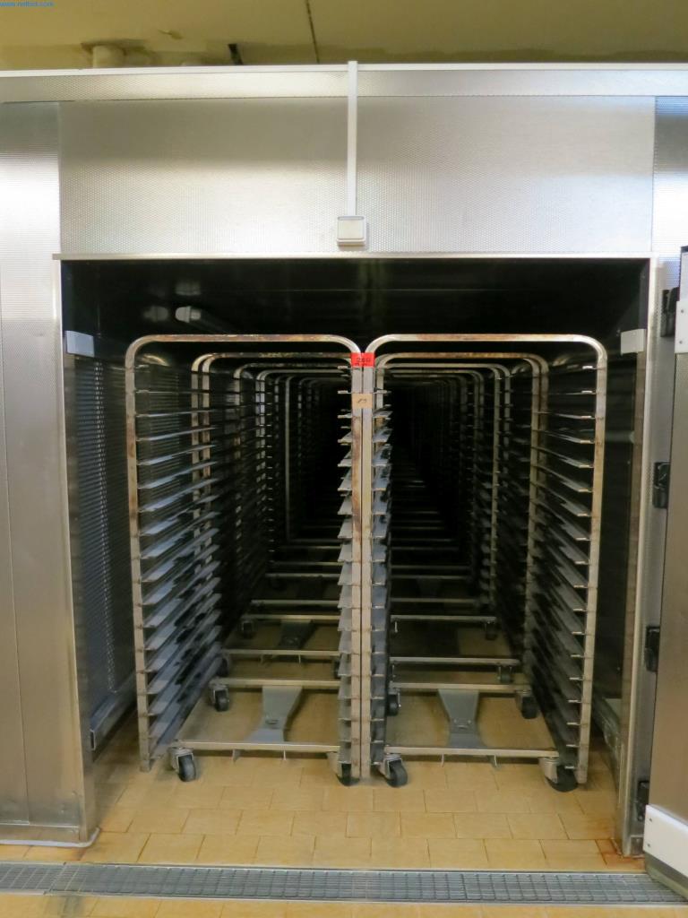 Pekařské stroje ve velké pekárně-1