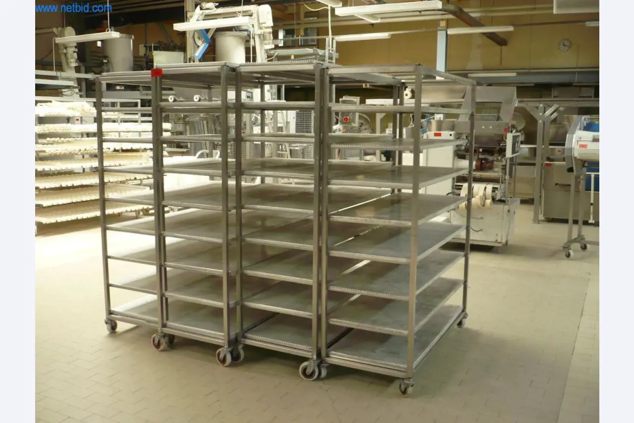 Pekařské stroje ve velké pekárně-1