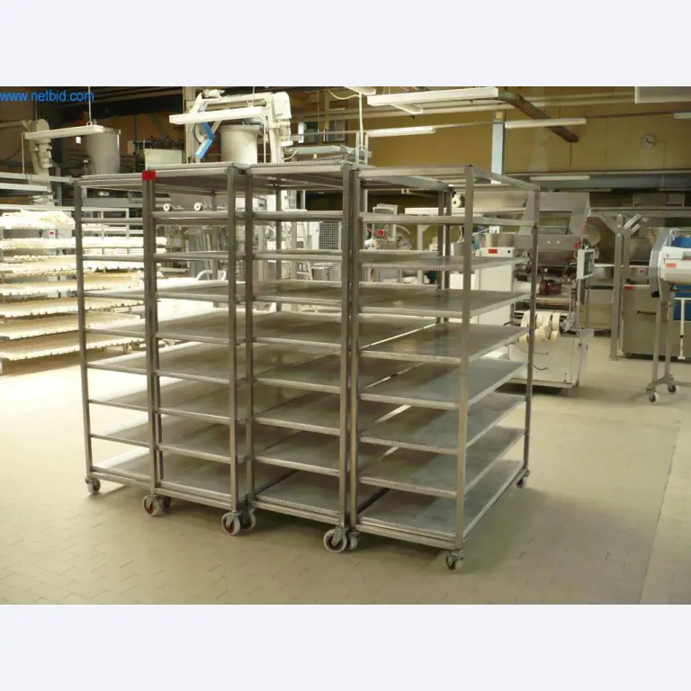 Pekařské stroje ve velké pekárně-1