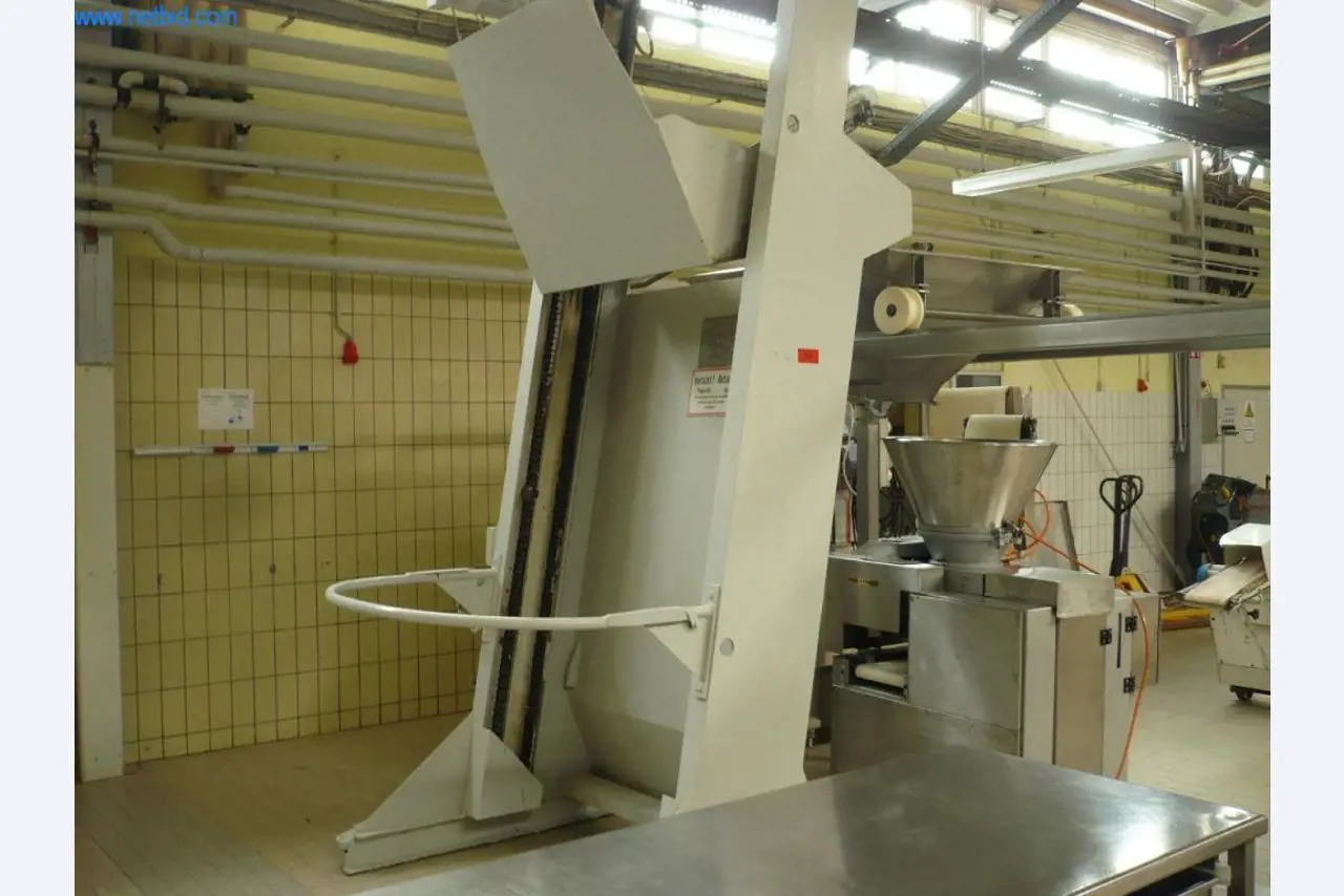 Máquinas de padaria numa grande padaria-1