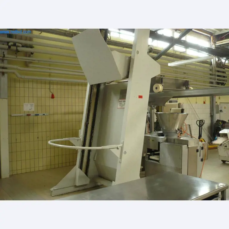 Máquinas de padaria numa grande padaria-1