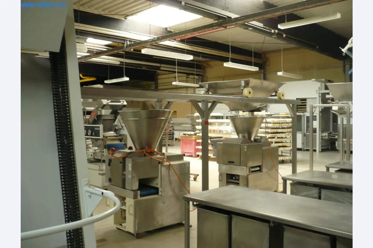 Máquinas de padaria numa grande padaria-2