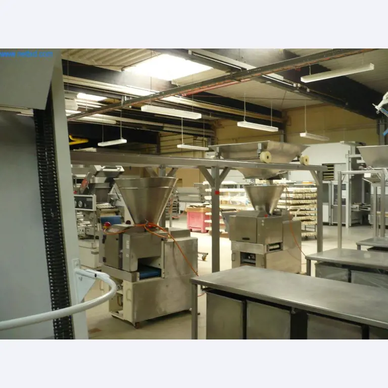 Máquinas de padaria numa grande padaria-2