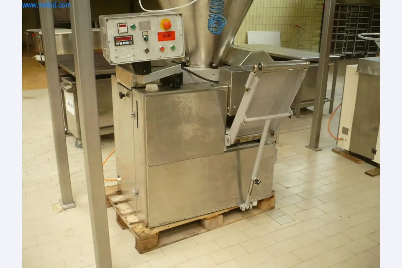 Maszyny piekarnicze w dużej piekarni-1