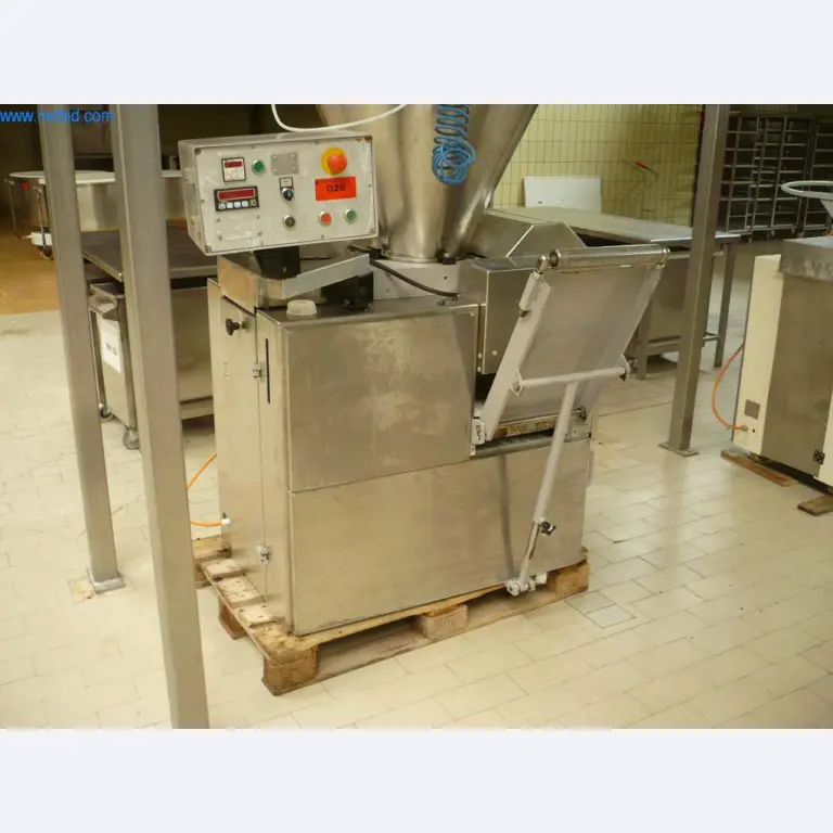 Maszyny piekarnicze w dużej piekarni-1