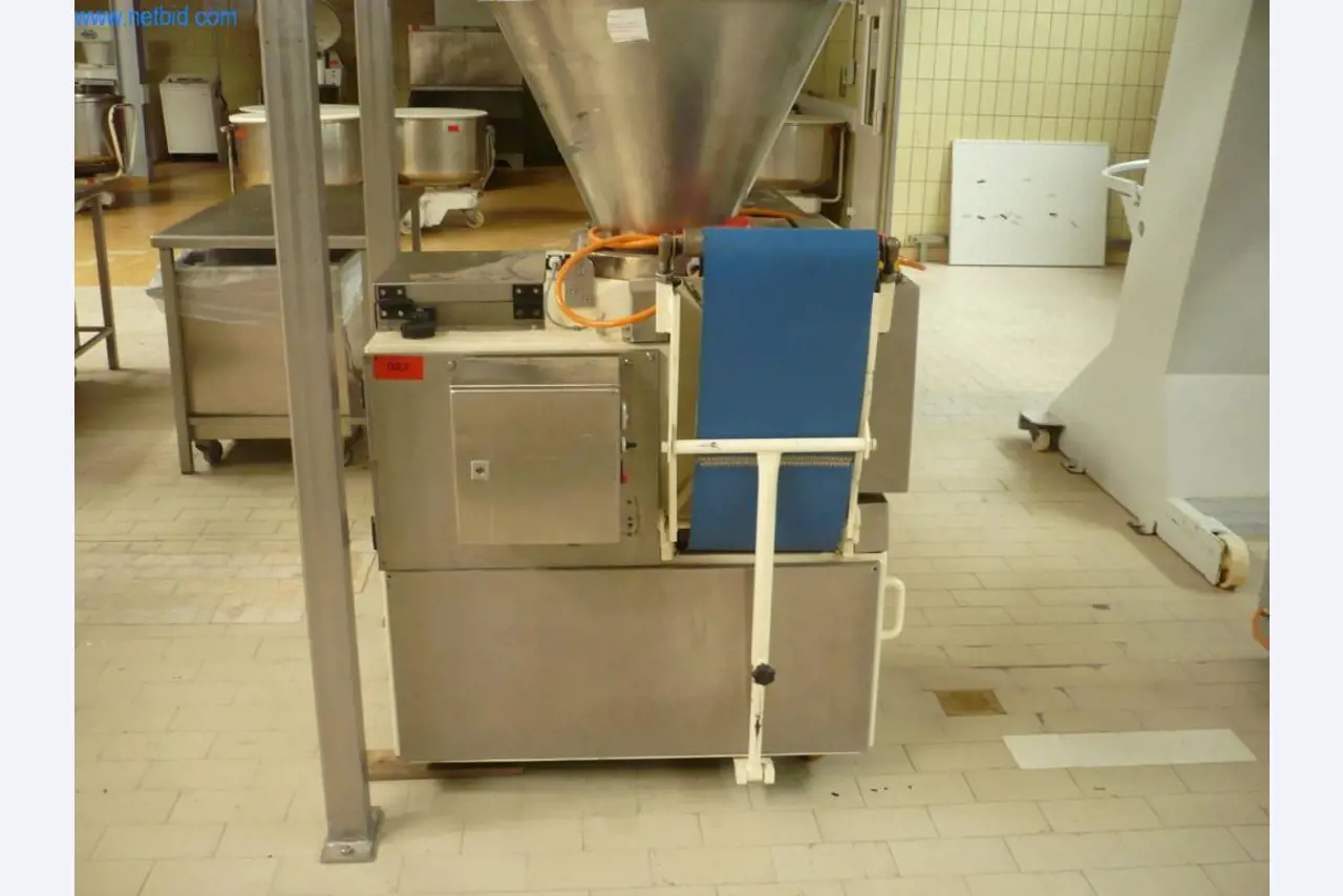 Máquinas de padaria numa grande padaria-1