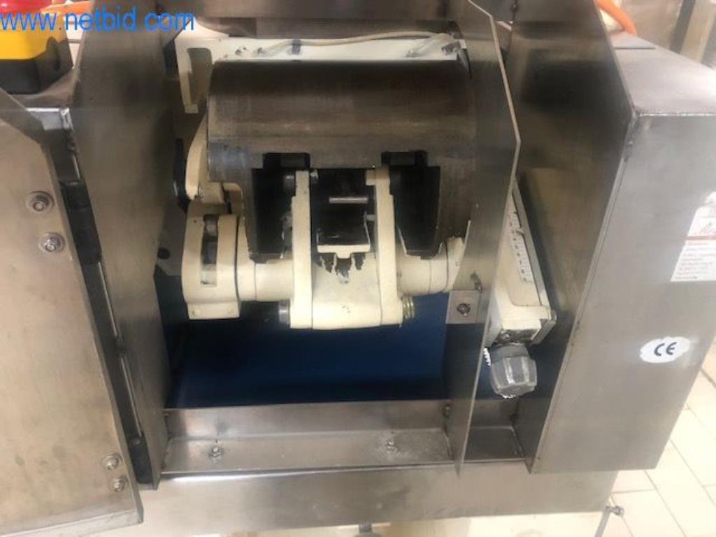 Pekařské stroje ve velké pekárně-2