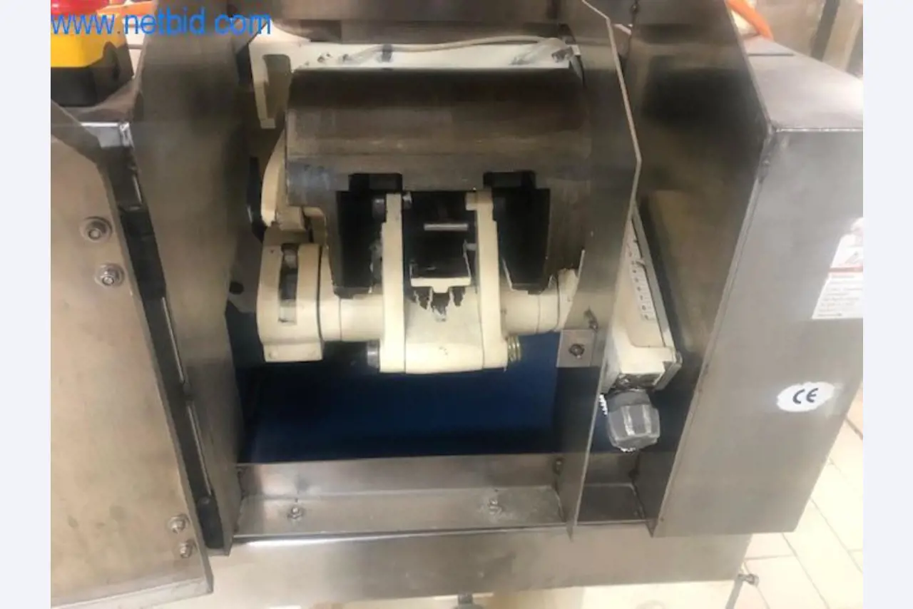 Máquinas de padaria numa grande padaria-2