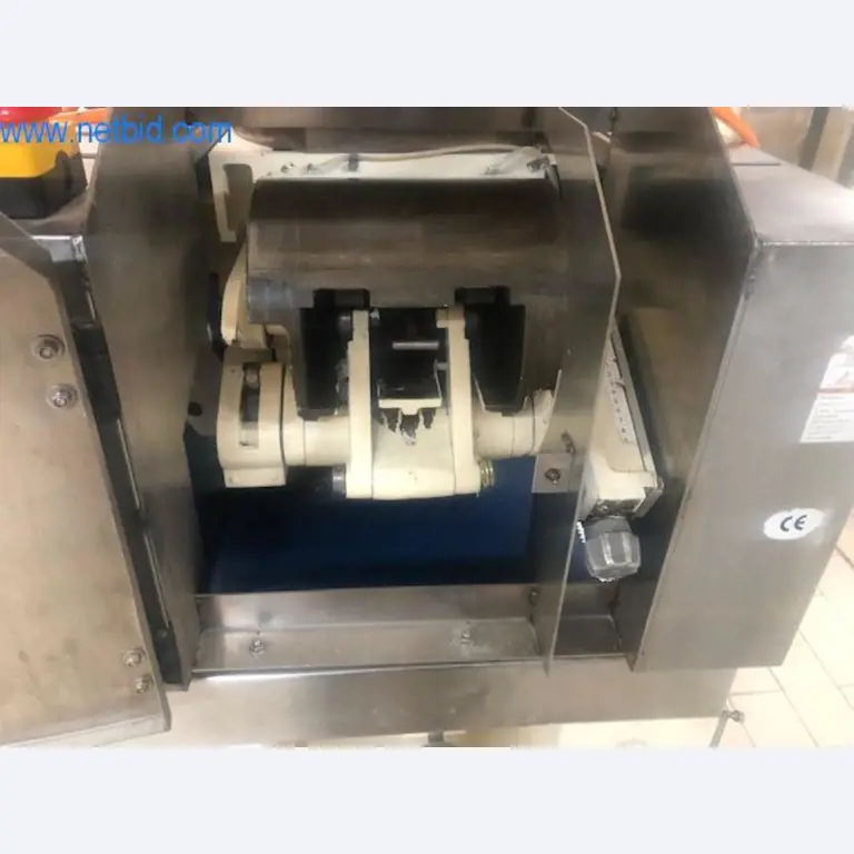 Máquinas de padaria numa grande padaria-2