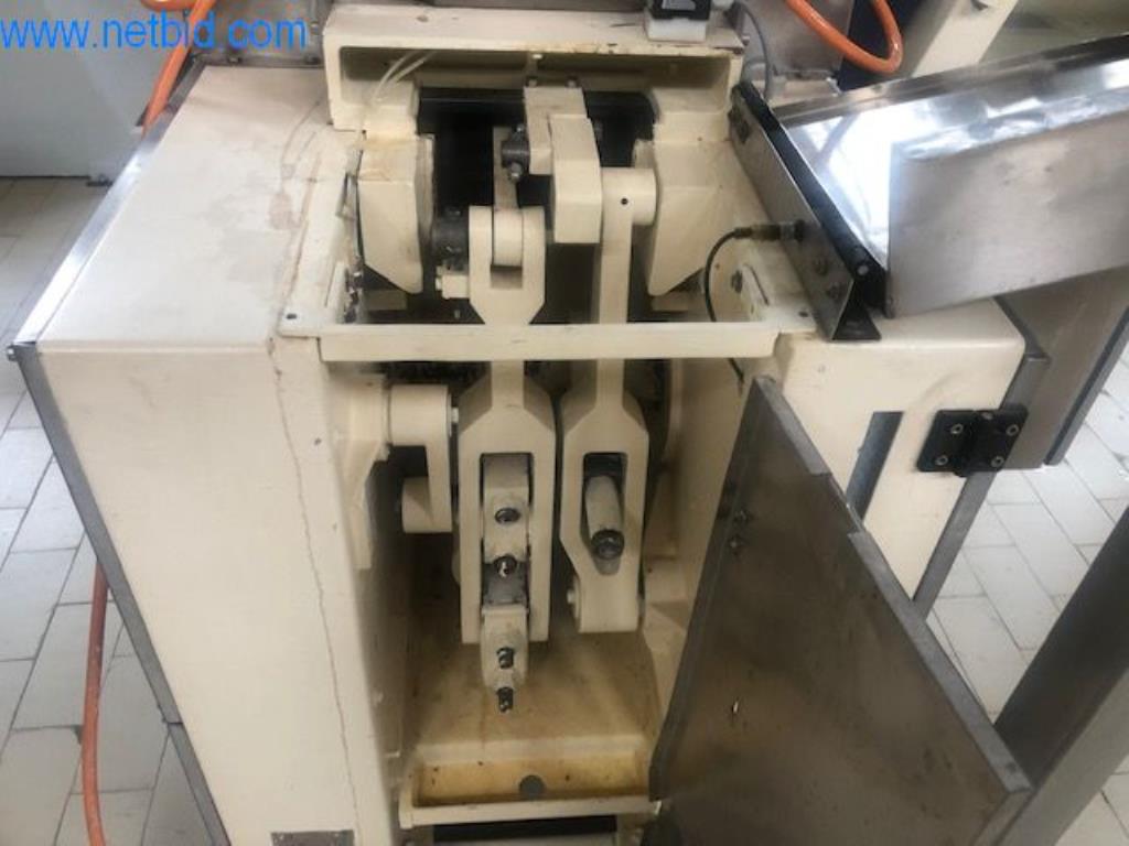 Pekařské stroje ve velké pekárně-3