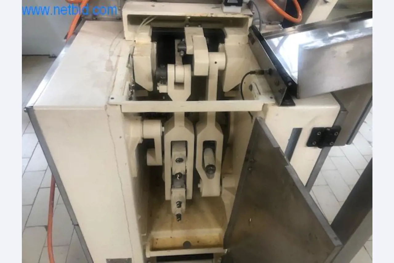 Máquinas de padaria numa grande padaria-3