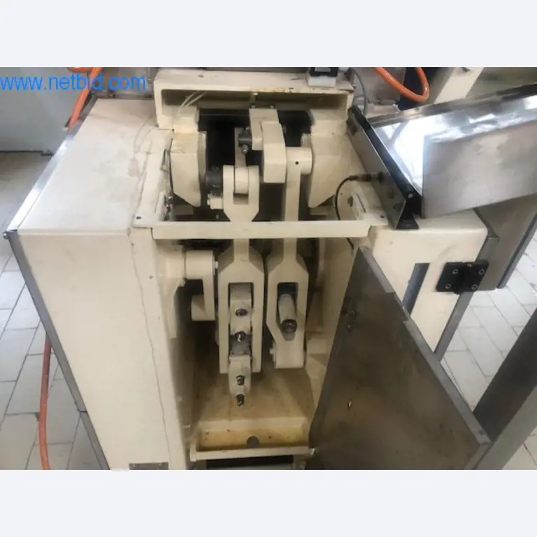 Máquinas de padaria numa grande padaria-3