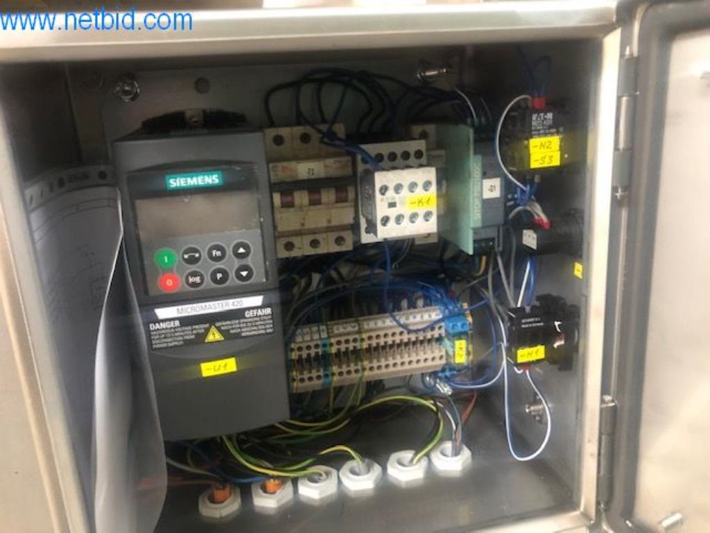 Pekařské stroje ve velké pekárně-4