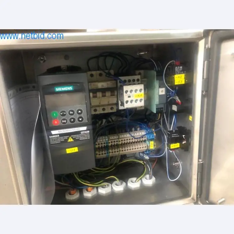 Máquinas de padaria numa grande padaria-4